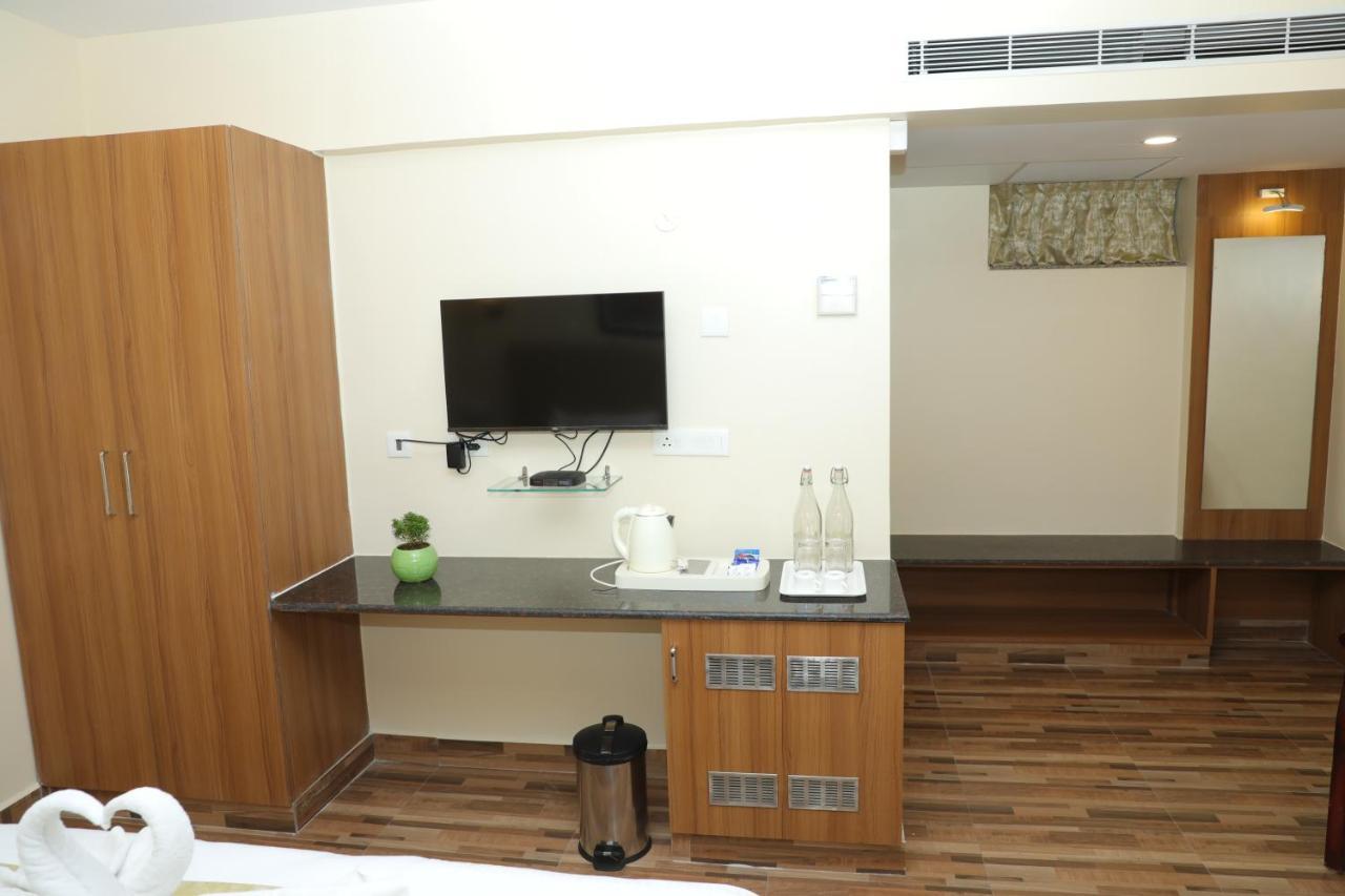Gadiraju Palace Convention Centre & Hotel ヴィシャーカパトナム エクステリア 写真