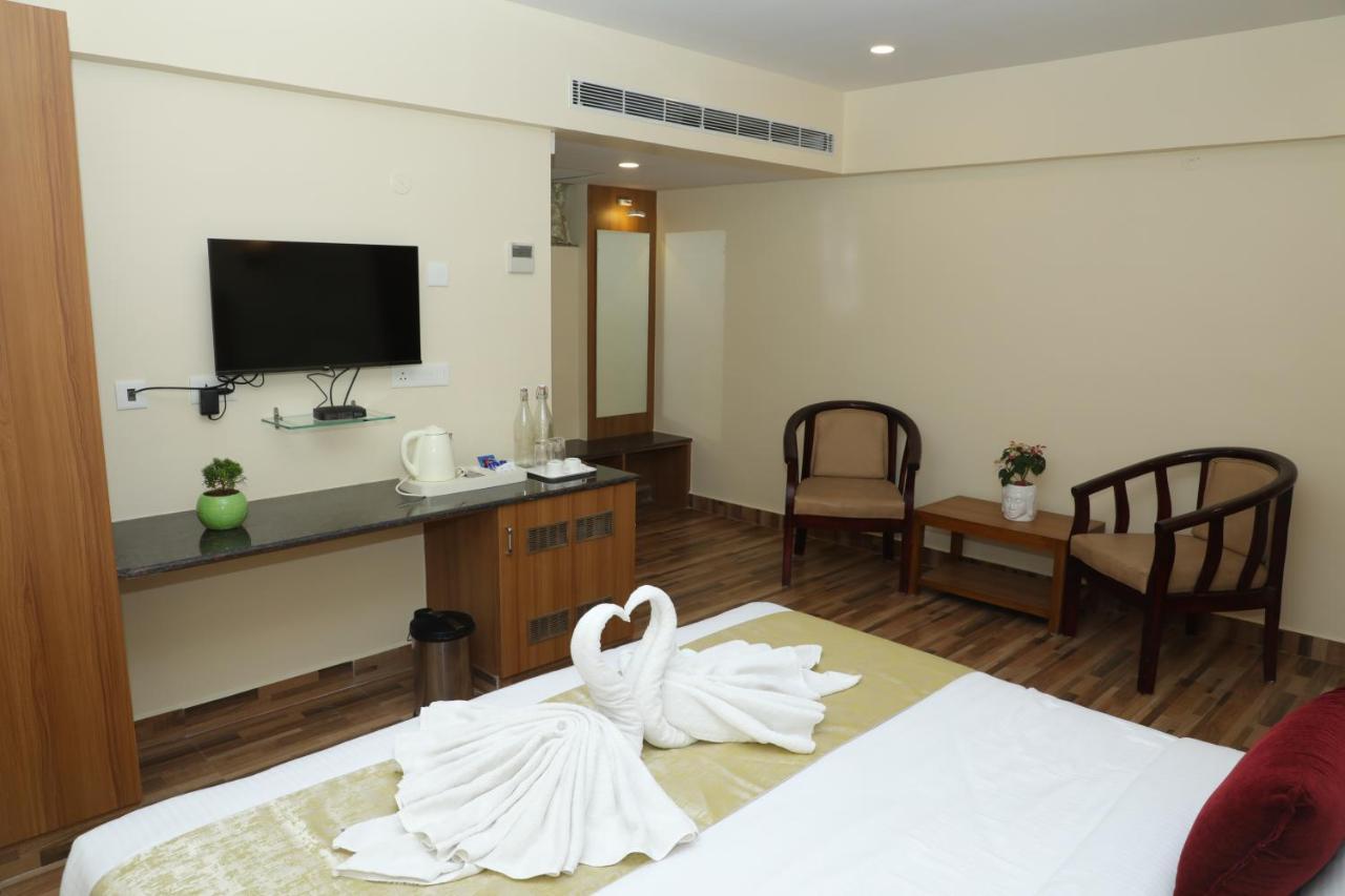 Gadiraju Palace Convention Centre & Hotel ヴィシャーカパトナム エクステリア 写真