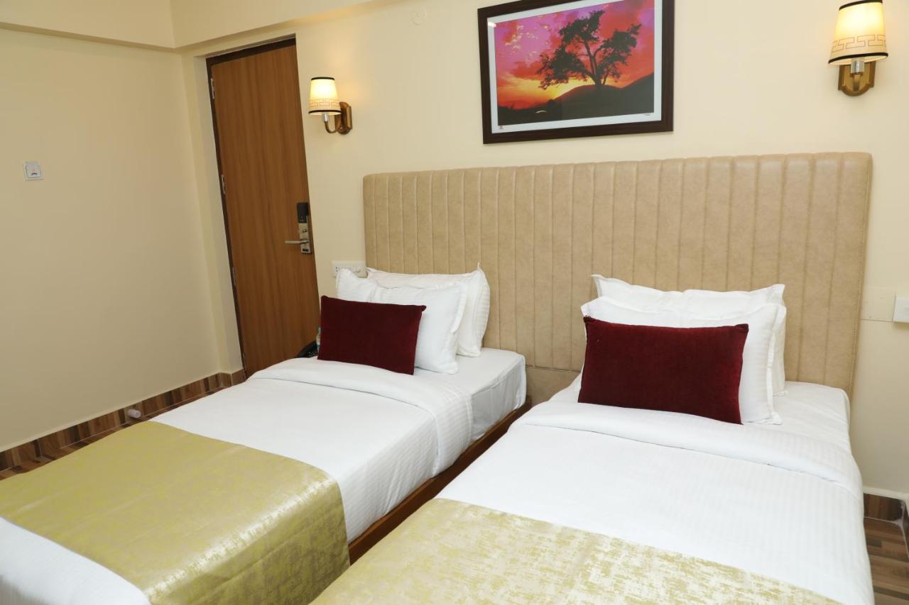 Gadiraju Palace Convention Centre & Hotel ヴィシャーカパトナム エクステリア 写真