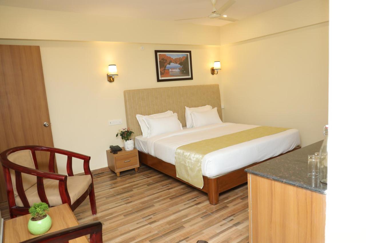 Gadiraju Palace Convention Centre & Hotel ヴィシャーカパトナム エクステリア 写真