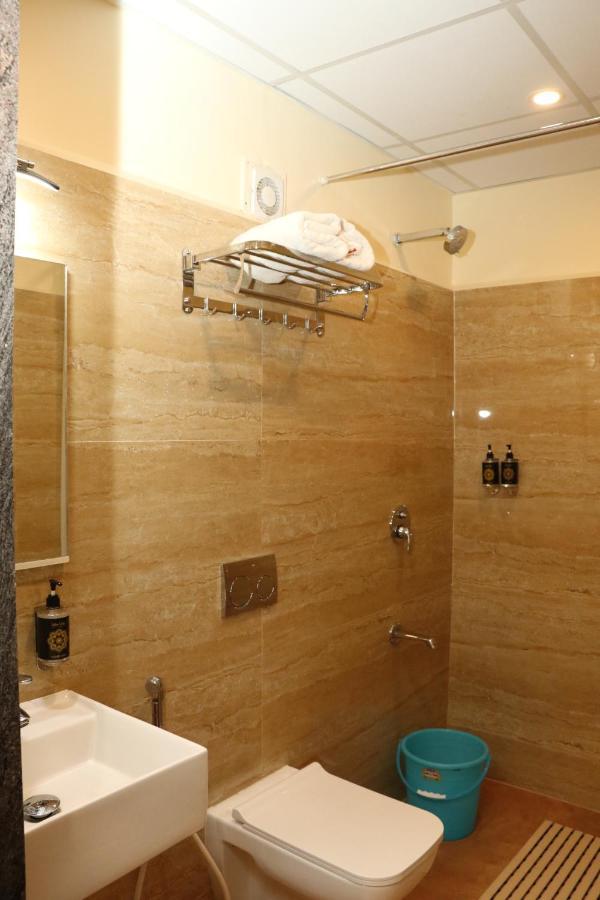 Gadiraju Palace Convention Centre & Hotel ヴィシャーカパトナム エクステリア 写真