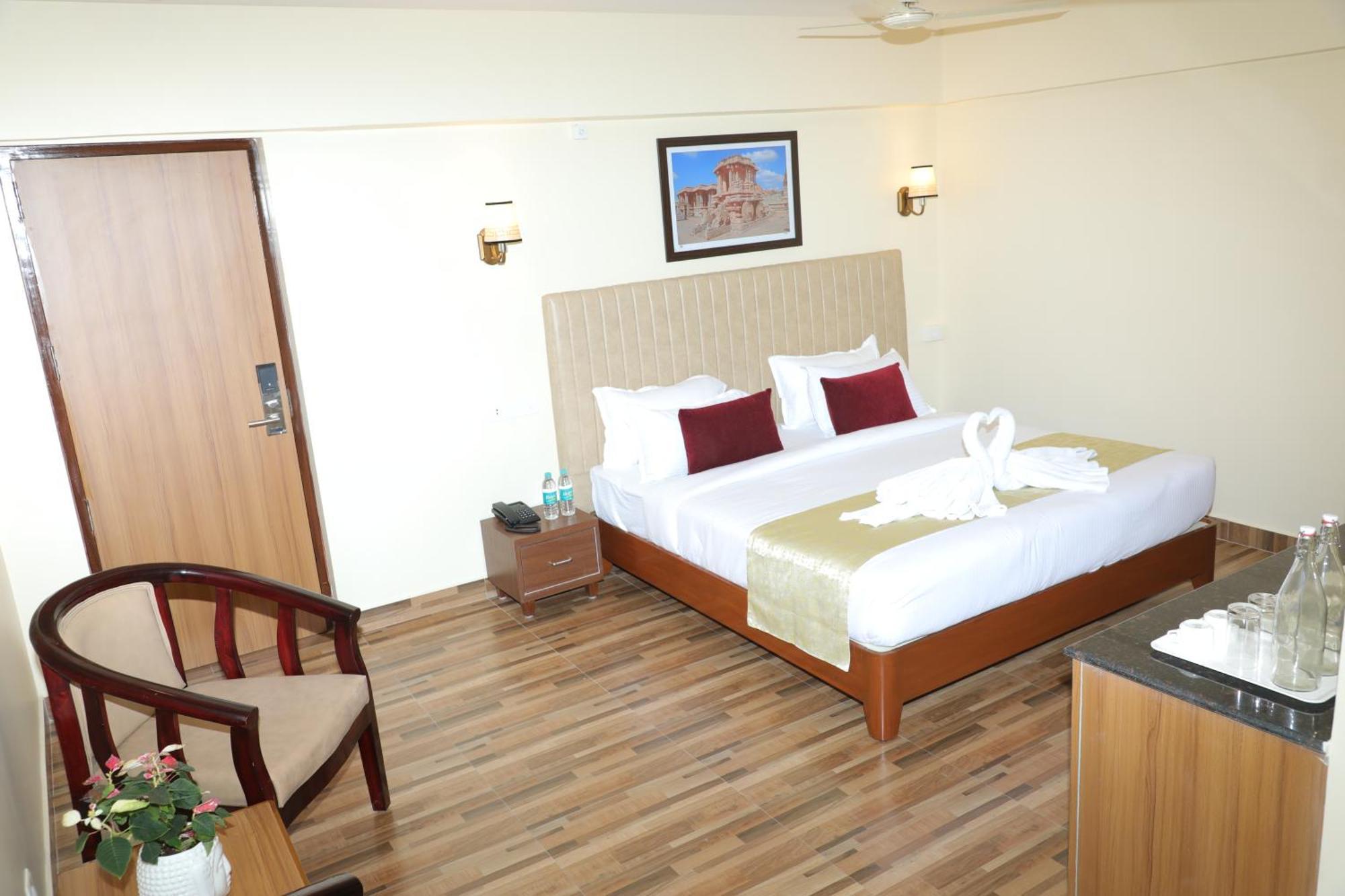 Gadiraju Palace Convention Centre & Hotel ヴィシャーカパトナム エクステリア 写真